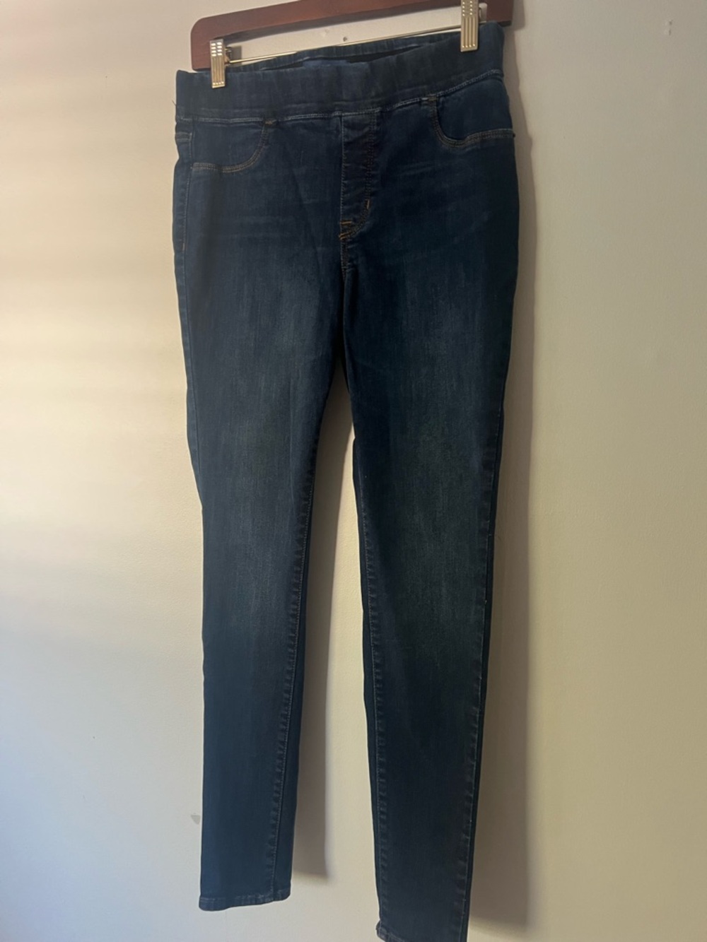 Old Navy rockstar Dark Blue Women's Skinny Jeans, size 8. Pull on style.